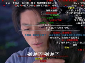 一个人坐在电脑前查看资料